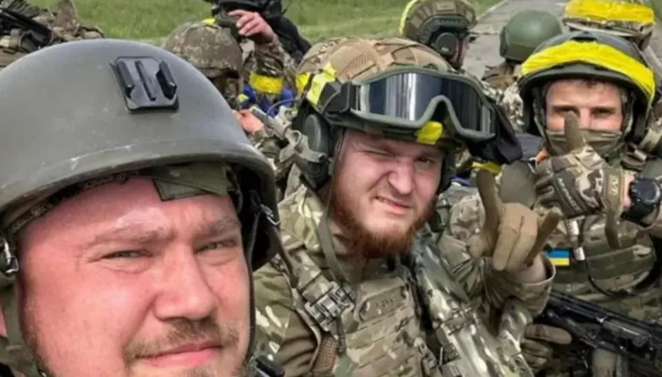 مقاتلون روس مؤيدون لأوكرانيا يسجنون جنديين روسيين في منطقة بيلغورود